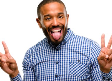 Sakallı tong ve verme zafer işaret parmaklarıyla beyaz arka plan üzerinde izole gösteren kamera bakıyor Afrika kökenli Amerikalı adam