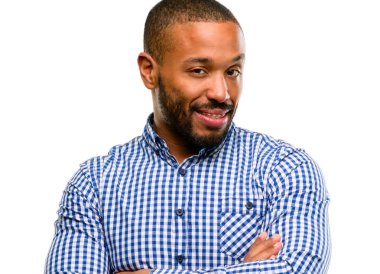 Kendinden emin ve mutlu beyaz arka plan üzerinde izole gülüyor büyük bir doğal gülümseme ile çapraz kollu sakallı Afrikalı-Amerikalı adam