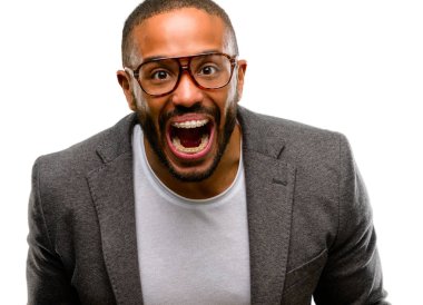 Sakal mutlu ve heyecanlı kutluyor zafer büyük başarı, güç, enerji ve olumlu duygular ifade olan Afrika kökenli Amerikalı adam. Yeni iş neşeli beyaz arka plan üzerinde izole kutluyor