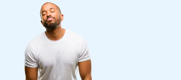Afrikanisch Amerikanischer Mann Mit Bart Mit Schläfrigem Gesichtsausdruck Überarbeitet Und — Stockfoto