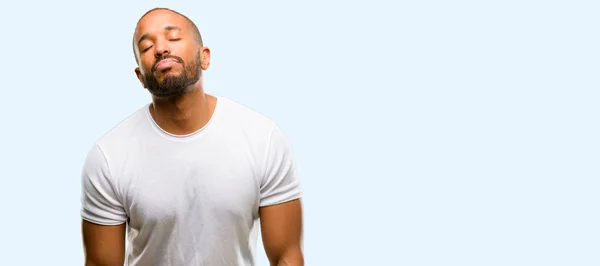 Africano Americano Com Barba Com Expressão Sonolenta Sendo Sobrecarregado Cansado — Fotografia de Stock