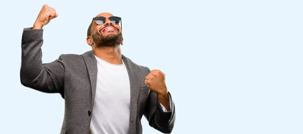 Homem Afro Americano Com Barba Feliz Animado Celebrando Vitória Expressando — Fotografia de Stock