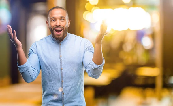 Uomo Afroamericano Con Barba Felice Sorpreso Applaudire Esprimendo Gesto Wow — Foto Stock