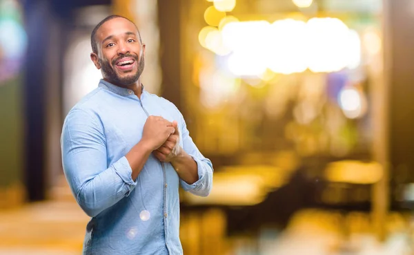 Hombre Afroamericano Con Barba Segura Feliz Con Una Gran Sonrisa —  Fotos de Stock