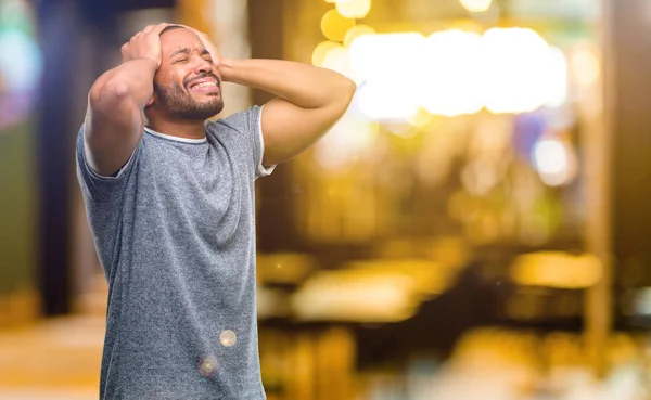 Hombre Afroamericano Con Barba Estresante Manteniendo Las Manos Cabeza Aterrorizado —  Fotos de Stock