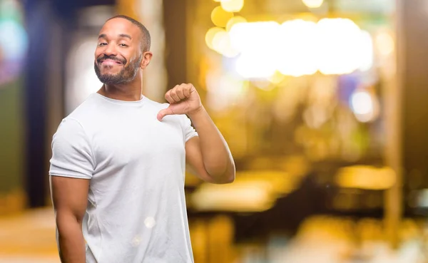 Hombre Afroamericano Con Barba Orgullosa Excitada Arrogante Señalando Con Cara —  Fotos de Stock