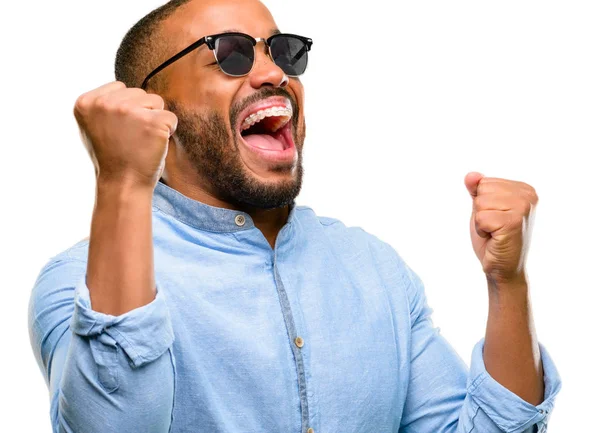 髭の幸せと興奮の勝利のジェスチャーを表現するアフリカ系アメリカ人 成功し 祝う勝利 意気揚々 と白い背景上分離 — ストック写真