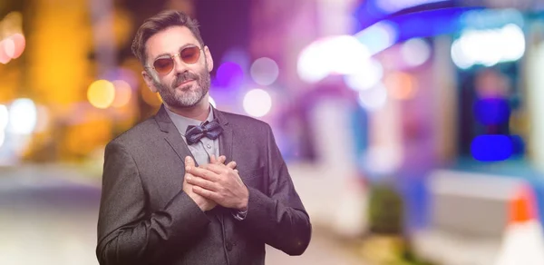 Homem Meia Idade Com Barba Gravata Borboleta Com Mãos Coração — Fotografia de Stock