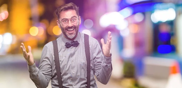 Homem Meia Idade Com Barba Gravata Borboleta Feliz Surpreso Aplaudindo — Fotografia de Stock