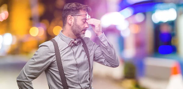 Muž Středního Věku Vousem Motýlek Ospalý Výraz Jsou Přepracovaní Unavená — Stock fotografie