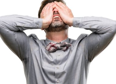 Orta yaş adam, sakal ve papyon stresli el beyaz arka plan üzerinde izole baş, yorgun ve sinirli tutmak