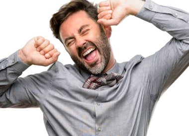 Orta yaş adam, sakal ve papyon kendinden emin ve mutlu bir büyük doğal gülümseme beyaz arka plan üzerinde izole gülüyor