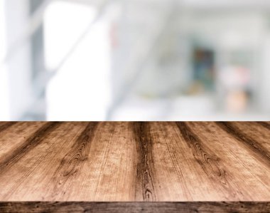 Ahşap boş masa kurulu önünde arka plan bulanık. Görüntülemek için kullanılan veya herhangi bir ürün montaj. Ürün görüntüleme için alay.