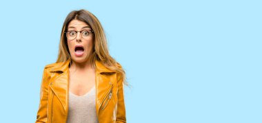 Güzel ve genç birbayan şüphe ifade, şaşırtmak ve kavramı, belirsiz gelecek merak ediyorum