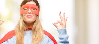 Süper kadın meditasyon ve gevşeme ifade iki elinle ok işareti jest yapıyor