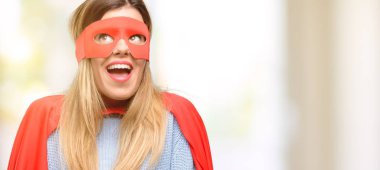 Genç düşünme ve şüphe ifade arayan kadın süper ve merak ediyorum