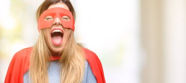 Bıkkın ve hayal kırıklığına uğramış genç süper kadın stresli, panik, korku içinde. Hoş bir jest. İş sataşmak beni çıldırtıyor