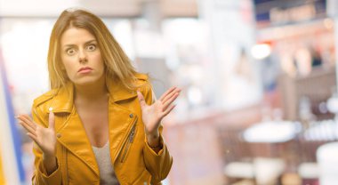 Güzel ve genç birbayan panik ifade şokta, korkmuş ve korku restoranda