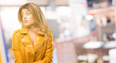 Güzel genç kadın sinirli ve öfkeli olumsuz duygu, biriyle restoranda rahatsız ifade