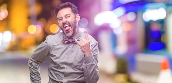 Hombre Mediana Edad Con Barba Pajarita Haciendo Símbolo Del Rock —  Fotos de Stock