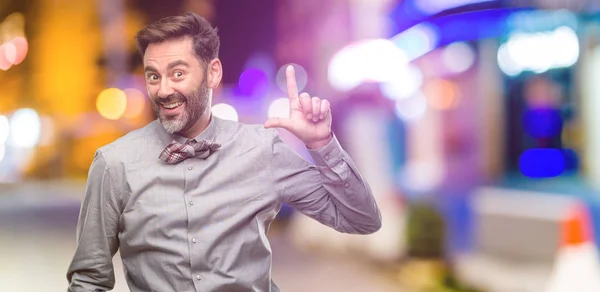 Homem Meia Idade Com Barba Gravata Borboleta Apontando Para Lado — Fotografia de Stock