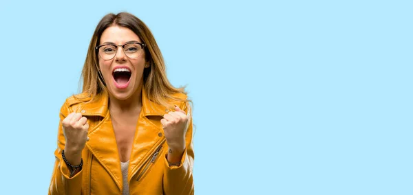 Mulher Jovem Bonita Feliz Animado Expressando Gesto Vencedor Vitória Bem — Fotografia de Stock