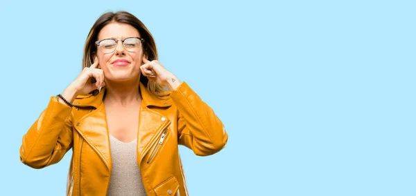 Schöne Junge Frau Die Ohren Verdeckt Und Lästige Laute Geräusche — Stockfoto