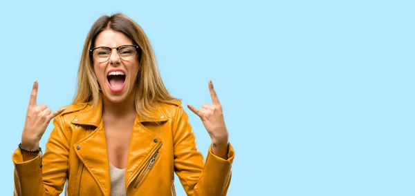 Mulher Bonita Fazendo Símbolo Rocha Com Mãos Gritando Celebrando — Fotografia de Stock