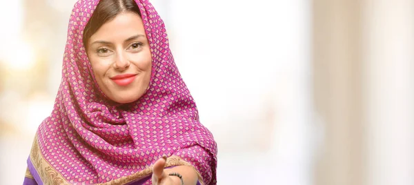 Αραβικά Γυναίκα Φορούσε Μαντίλα Κατέχει Χέρια Καλωσορίζοντας Πόζα Χειραψία Εκφράζοντας — Φωτογραφία Αρχείου