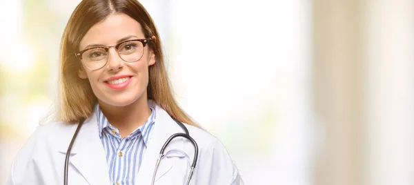 Jonge Dokter Vrouw Medische Professional Zelfverzekerd Blij Met Een Grote — Stockfoto
