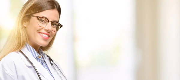 Jonge Doctor Vrouw Medische Professional Zelfverzekerd Blij Met Een Grote — Stockfoto