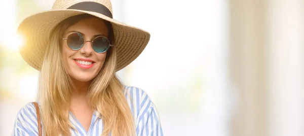 Mujer Joven Con Gafas Sol Sombrero Verano Con Los Brazos —  Fotos de Stock