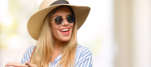 Jovem Mulher Usando Óculos Sol Chapéu Verão Segurando Algo Mão — Fotografia de Stock