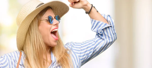 Junge Frau Mit Sonnenbrille Und Sommermütze Glücklich Und Aufgeregt Den — Stockfoto