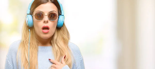 Mujer Joven Escuchar Música Con Auriculares Felices Sorprendidos Aplaudiendo Expresando — Foto de Stock