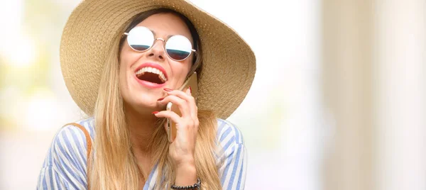 Jovem Mulher Usando Óculos Sol Chapéu Verão Feliz Falando Usando — Fotografia de Stock