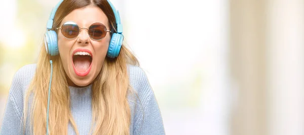 Mujer Joven Escuchar Música Con Auriculares Estresante Aterrorizado Por Pánico —  Fotos de Stock