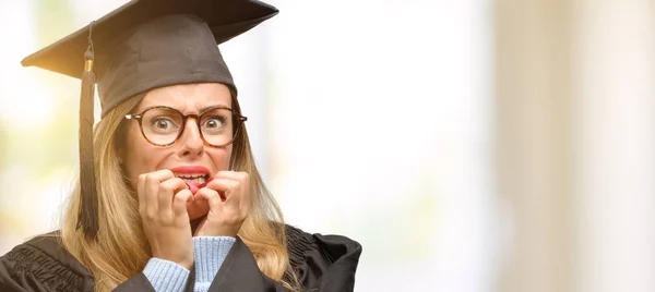 Jeune Étudiante Diplômée Terrifiée Nerveuse Exprimant Anxiété Geste Panique Dépassée — Photo