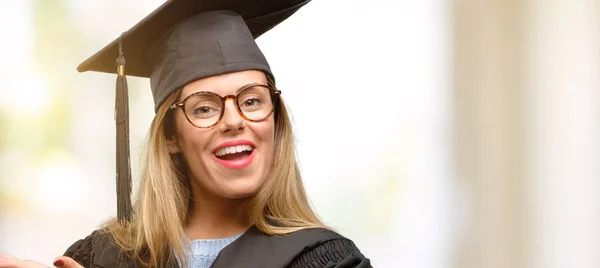 Junge Studentin Hält Etwas Der Leeren Hand — Stockfoto