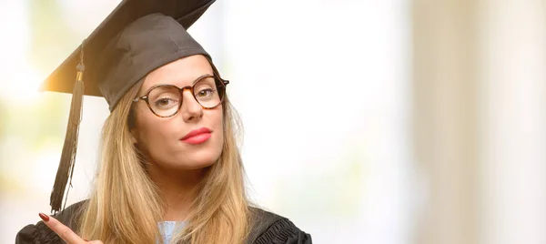 Jovem Estudante Pós Graduação Universitária Apontando Lado Lado Com Dedo — Fotografia de Stock