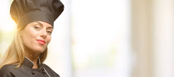 Jonge Koken Vrouw Zelfverzekerd Blij Met Een Grote Natuurlijke Glimlach — Stockfoto