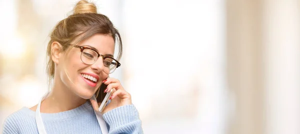 Junge Ladenbesitzerin Die Schürze Trägt Und Fröhlich Mit Einem Smartphone — Stockfoto