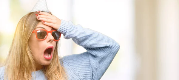 Mujer Joven Celebra Cumpleaños Aterrorizada Nerviosa Expresando Ansiedad Gesto Pánico — Foto de Stock