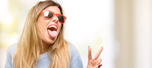 Mujer Joven Celebra Cumpleaños Mirando Cámara Mostrando Tanga Haciendo Signo —  Fotos de Stock