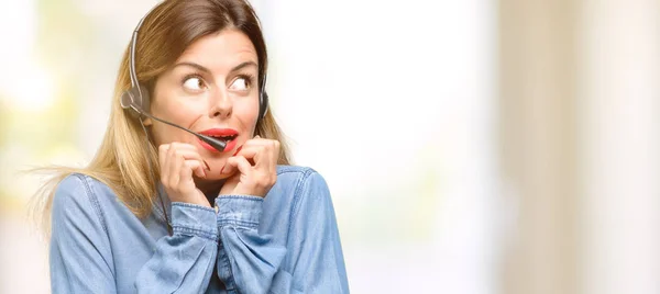 Consultant Call Center Woman Headphones Terrified Nervous Expressing Anxiety Panic — Stock Photo, Image