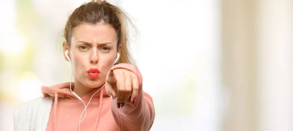 Jovem Mulher Esporte Vestindo Treino Camisola Apontando Para Frente Com — Fotografia de Stock