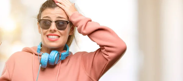 Mujer Deportiva Joven Con Auriculares Gafas Sol Estresante Mantener Las — Foto de Stock