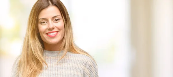 Jovem Mulher Bonita Confiante Feliz Com Grande Sorriso Natural Rindo — Fotografia de Stock