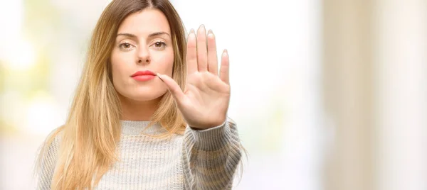 Joven Hermosa Mujer Molesta Con Mala Actitud Haciendo Señal Stop — Foto de Stock