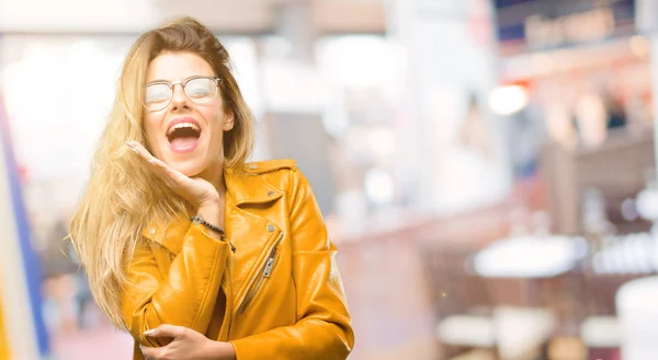 美しい若い女性幸せと驚くレストランで表現するすごいジェスチャーを応援 — ストック写真